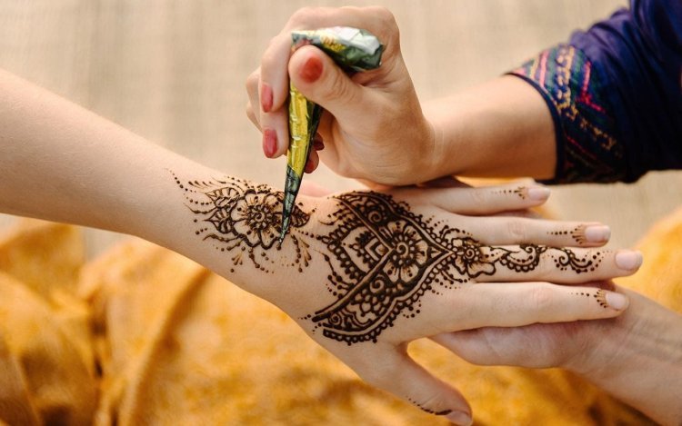 How Do Henna Services in Dubai Add a Cultural Touch to Your Event?