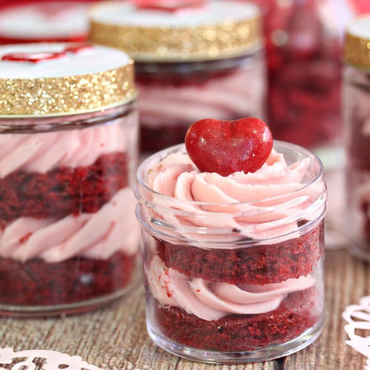 Gift a Smile: Send Our Scrumptious Jar Cakes to Your Loved Ones! 